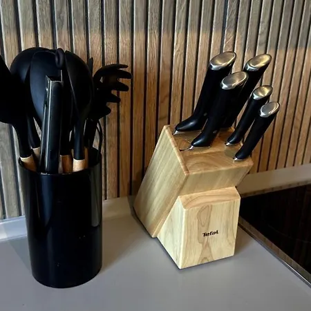 Cozy With Balcony I Free Parking I Wifi *