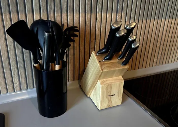 Cozy With Balcony I Free Parking I Wifi *