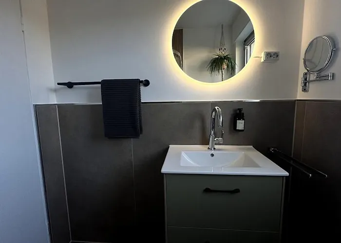 Cozy With Balcony I Free Parking I Wifi *